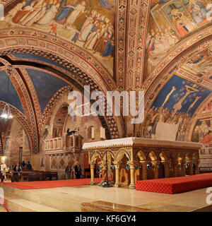 Assisi, Italie 30 juin 2017 : intérieur célèbre basilique de saint François d'assise (basilique papale di San Francesco) à assise - Italie Banque D'Images