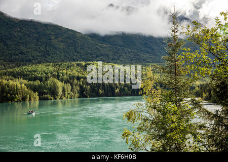 Usa, Alaska, coopers landing, rivière Kenai, un bateau flottant à la dérive sur la rivière Kenai Banque D'Images