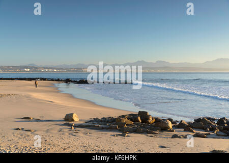 Man Walking on beach, Mossel Bay, Western Cape, Afrique du Sud Banque D'Images