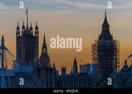 Londres, Royaume-Uni. 25 octobre, 2017. Le coucher de soleil sur la Tamise, vues du pont de Waterloo. À une extrémité de la ville, et l'autre la roue milennium et les chambres du parlement. Londres 25 Sep 2017. Crédit : Guy Bell/Alamy Live News Banque D'Images