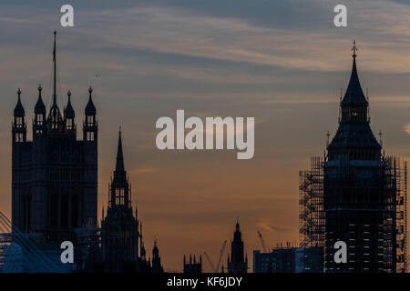 Londres, Royaume-Uni. 25 octobre, 2017. Le coucher de soleil sur la Tamise, vues du pont de Waterloo. À une extrémité de la ville, et l'autre la roue milennium et les chambres du parlement. Londres 25 Sep 2017. Crédit : Guy Bell/Alamy Live News Banque D'Images