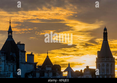 Londres, Royaume-Uni. 25 octobre, 2017. Le coucher de soleil sur la Tamise, vues du pont de Waterloo. À une extrémité de la ville, et l'autre la roue milennium et les chambres du parlement. Londres 25 Sep 2017. Crédit : Guy Bell/Alamy Live News Banque D'Images