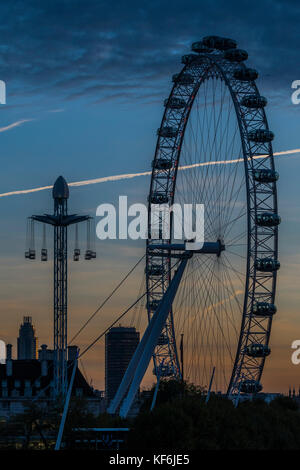 Londres, Royaume-Uni. 25 octobre, 2017. Le coucher de soleil sur la Tamise, vues du pont de Waterloo. À une extrémité de la ville, et l'autre la roue milennium et les chambres du parlement. Londres 25 Sep 2017. Crédit : Guy Bell/Alamy Live News Banque D'Images