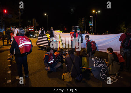 Londres, Royaume-Uni. 25 octobre, 2017 des militants de l'environnement. arrêter de tuer les habitants de London à bloquer une route de campagne à Marble arch à exiger une attention urgente pour prévenir des décès prématurés de la pollution de l'air. crédit : mark kerrison/Alamy live news Banque D'Images