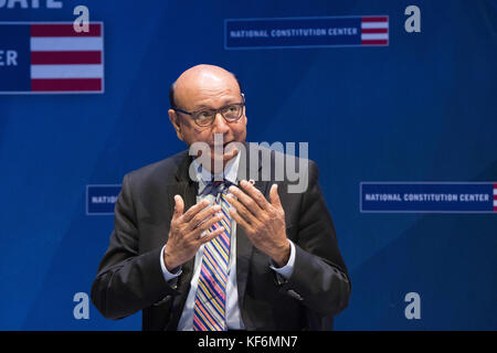 Philadelphie, Pennsylvanie, États-Unis. 25 octobre 2017. Khizr Khan, père musulman-américain Gold Star et conférencier du DNC en 2016, dévoile son nouveau mémoire, an American Family, et discute de la poursuite du rêve américain par sa famille et de l'importance de la Déclaration d'indépendance et de la Constitution américaine au National Constitution Center à Philadelphie PA Credit : Ricky Fitchett/ZUMA Wire/Alamy Live News Banque D'Images