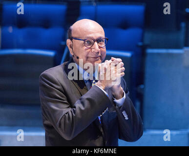 Philadelphie, Pennsylvanie, USA. 25 octobre, 2017.-musulmane american gold star père et dnc 2016 Le président khizr khan dévoile sa nouvelle mémoire, une famille américaine, et parle de sa famille, la poursuite du rêve américain et de l'importance de la déclaration d'indépendance et constitution des États-Unis au National Constitution Center de Philadelphie pa credit : ricky fitchett/zuma/Alamy fil live news Banque D'Images