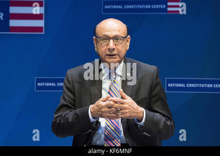 Philadelphie, Pennsylvanie, États-Unis. 25 octobre 2017. Khizr Khan, père musulman-américain Gold Star et conférencier du DNC en 2016, dévoile son nouveau mémoire, an American Family, et discute de la poursuite du rêve américain par sa famille et de l'importance de la Déclaration d'indépendance et de la Constitution américaine au National Constitution Center à Philadelphie PA Credit : Ricky Fitchett/ZUMA Wire/Alamy Live News Banque D'Images