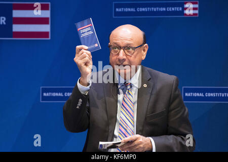 Philadelphie, Pennsylvanie, États-Unis. 25 octobre 2017. Khizr Khan, père musulman-américain Gold Star et conférencier du DNC en 2016, dévoile son nouveau mémoire, an American Family, et discute de la poursuite du rêve américain par sa famille et de l'importance de la Déclaration d'indépendance et de la Constitution américaine au National Constitution Center à Philadelphie PA Credit : Ricky Fitchett/ZUMA Wire/Alamy Live News Banque D'Images