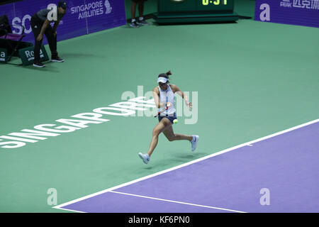 Singapour. 25 octobre 2017. La joueuse de tennis française Caroline Garcia est en action lors de son premier match à la ronde des finales de la WTA contre la joueuse de tennis ukrainienne Elina Svitolina le 25 octobre 2017 à Singapour, Singapour crédit : YAN LERVAL/AFLO/Alamy Live News Banque D'Images