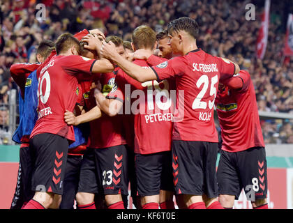 Fribourg, Allemagne. 25 octobre 2017. Les joueurs de Fribourg célèbrent leur victoire à la fin du match de football de la coupe DFB entre SC Freiburg et Dynamo Dresden à Fribourg, en Allemagne, du 25 au 20 octobre 2017. Crédit : Patrick Seeger/dpa/Alay Live News Banque D'Images
