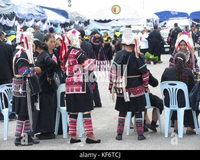 Chiang Rai, Thaïlande. 26Th oct, 2017. personnes dont de nombreux beaucoup de tribus qui vivent dans le nord de la ville de Chiang Rai, venu à la ville pour rendre hommage au roi de Thaïlande dans une réplique à l'occasion de la cérémonie de funérailles d'État qui a eu lieu à Bangkok pour le feu roi de Thaïlande qui a été incinéré aujourd'hui, pour d'autres photos de feu le Roi alors qu'attendu dans les longues queues qui se sont formées pour atteindre l'autel composé @paul quezada-neiman/Alamy live news crédit : Paul quezada-neiman/Alamy live news Banque D'Images