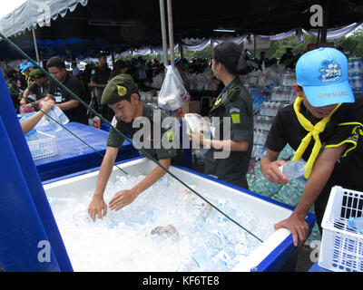 Chiang Rai, Thaïlande. 26Th oct, 2017. après avoir payé leurs respects au roi par la pose d'une fleur blanche à l'autel, sympathisants a offert à manger et boire dans des tentes érigées par des bénévoles qui a distribué des colis alimentaires de clôture, également un dépliant souvenir a été remis à toute personne qui est une fleur blanche à l'autel avec un résumé de la fin de la vie de King avec des photographies du roi à différentes étapes de sa vie @paul quezada-neiman/Alamy live news crédit : Paul quezada-neiman/Alamy live news Banque D'Images