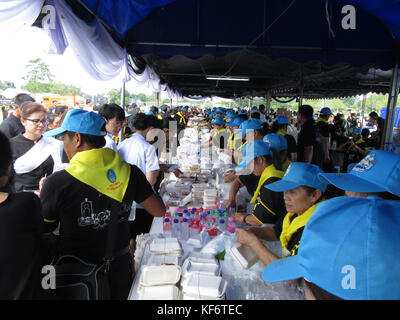 Chiang Rai, Thaïlande. 26Th oct, 2017. après avoir payé leurs respects au roi par la pose d'une fleur blanche à l'autel, sympathisants a offert à manger et boire dans des tentes érigées par des bénévoles qui a distribué des colis alimentaires de clôture, également un dépliant souvenir a été remis à toute personne qui est une fleur blanche à l'autel avec un résumé de la fin de la vie de King avec des photographies du roi à différentes étapes de sa vie @paul quezada-neiman/Alamy live news crédit : Paul quezada-neiman/Alamy live news Banque D'Images