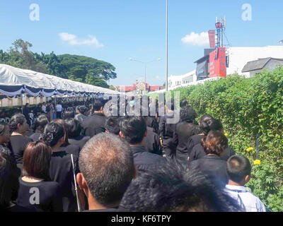 Tambon nai mueang, Thaïlande. 26Th oct, 2017. personnes déposent des fleurs en signe de respect pour la fin thai le roi Bhumibol Adulyadej à buriram city hall. chalermwut comemuang : crédit/Alamy live news Banque D'Images