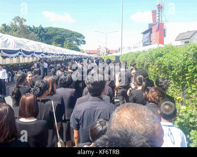 Tambon nai mueang, Thaïlande. 26Th oct, 2017. personnes déposent des fleurs en signe de respect pour la fin thai le roi Bhumibol Adulyadej à buriram city hall. chalermwut comemuang : crédit/Alamy live news Banque D'Images