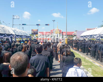 Tambon nai mueang, Thaïlande. 26Th oct, 2017. personnes déposent des fleurs en signe de respect pour la fin thai le roi Bhumibol Adulyadej à buriram city hall. chalermwut comemuang : crédit/Alamy live news Banque D'Images