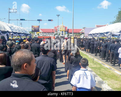 Tambon nai mueang, Thaïlande. 26Th oct, 2017. personnes déposent des fleurs en signe de respect pour la fin thai le roi Bhumibol Adulyadej à buriram city hall. chalermwut comemuang : crédit/Alamy live news Banque D'Images