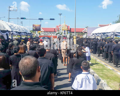 Tambon nai mueang, Thaïlande. 26Th oct, 2017. personnes déposent des fleurs en signe de respect pour la fin thai le roi Bhumibol Adulyadej à buriram city hall. chalermwut comemuang : crédit/Alamy live news Banque D'Images