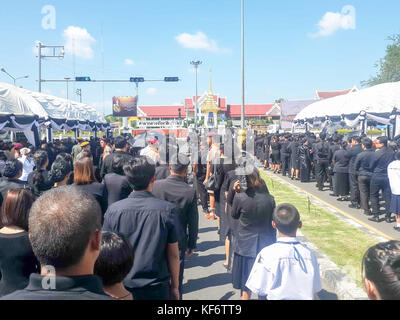 Tambon nai mueang, Thaïlande. 26Th oct, 2017. personnes déposent des fleurs en signe de respect pour la fin thai le roi Bhumibol Adulyadej à buriram city hall. chalermwut comemuang : crédit/Alamy live news Banque D'Images