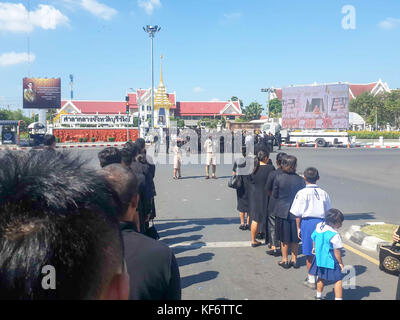 Tambon nai mueang, Thaïlande. 26Th oct, 2017. personnes déposent des fleurs en signe de respect pour la fin thai le roi Bhumibol Adulyadej à buriram city hall. chalermwut comemuang : crédit/Alamy live news Banque D'Images