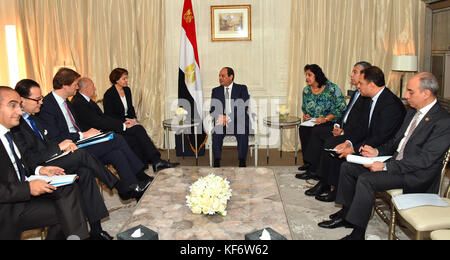 Paris, Paris, France. 26 octobre 2017. Le président égyptien Abdel Fattah al-Sisi rencontre le ministre français de l'intérieur Gerard Collomb à Paris, France, le 26 octobre 2017 crédit : Bureau du président égyptien/APA Images/ZUMA Wire/Alamy Live News Banque D'Images