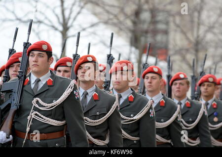 Vienne, Autriche. 26th octobre 2017. Journée nationale autrichienne 2017 en présence du Président fédéral et du Gouvernement fédéral autrichien sur la place des héros à Vienne. Plus de 1000 recrues ont été engagées dans le service de l'armée. Garde des forces armées autrichiennes. Crédit : Franz PERC/Alay Live News Banque D'Images