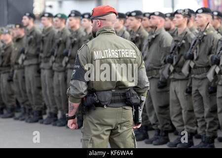 Vienne, Autriche. 26th octobre 2017. Journée nationale autrichienne 2017 en présence du Président fédéral et du Gouvernement fédéral autrichien sur la place des héros à Vienne. Plus de 1000 recrues ont été engagées dans le service de l'armée. Sur la photo de la police militaire. Crédit : Franz PERC/Alay Live News Banque D'Images