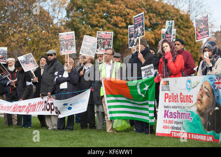 Édimbourg, Écosse 26 octobre 2017. Les membres du public rassembler à l'extérieur du Parlement écossais à Édimbourg pour protester contre des atrocités et de la brutalité par armée indienne. Pako Mera/Alamy Live News. Banque D'Images