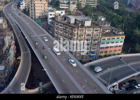 Dhaka, Bangladesh. 26Th oct, 2017. premier ministre Sheikh Hasina aujourd'hui officiellement ouvert la 8.7km mouchak-moghbazar avec le public à l'autopont de 4km malibagh-razarbagh-shantinagar article prêt pour la circulation, Dhaka, Bangladesh, le 26 octobre 2017. Plus tôt, l'autopont construction avait attiré la colère du public constante pour les routes en lambeaux et la mauvaise gestion du trafic en-dessous et était entaché d'accidents et de victimes sur place. crédit : sk Hasan Ali/Alamy live news Banque D'Images