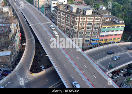 Dhaka, Bangladesh. 26Th oct, 2017. premier ministre Sheikh Hasina aujourd'hui officiellement ouvert la 8.7km mouchak-moghbazar avec le public à l'autopont de 4km malibagh-razarbagh-shantinagar article prêt pour la circulation, Dhaka, Bangladesh, le 26 octobre 2017. Plus tôt, l'autopont construction avait attiré la colère du public constante pour les routes en lambeaux et la mauvaise gestion du trafic en-dessous et était entaché d'accidents et de victimes sur place. crédit : sk Hasan Ali/Alamy live news Banque D'Images