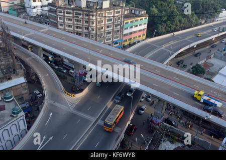 Dhaka, Bangladesh. 26Th oct, 2017. premier ministre Sheikh Hasina aujourd'hui officiellement ouvert la 8.7km mouchak-moghbazar avec le public à l'autopont de 4km malibagh-razarbagh-shantinagar article prêt pour la circulation, Dhaka, Bangladesh, le 26 octobre 2017. Plus tôt, l'autopont construction avait attiré la colère du public constante pour les routes en lambeaux et la mauvaise gestion du trafic en-dessous et était entaché d'accidents et de victimes sur place. crédit : sk Hasan Ali/Alamy live news Banque D'Images