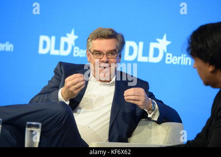 BERLIN/ALLEMAGNE - 26 OCTOBRE 2017 : Stefan Winners (Hubert Burda Media, à gauche) et Cherno Jobatey lors de la conférence DLD (Digital Life Design) à Berlin, Copyright : Picture alliance for DLD / Jan Haas | usage Worldwide Banque D'Images