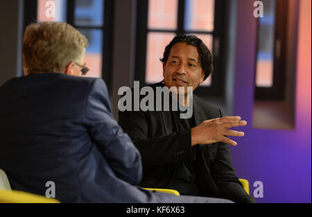 BERLIN/ALLEMAGNE - 26 OCTOBRE 2017 : Stefan Winners (Hubert Burda Media, à gauche) et Cherno Jobatey lors de la conférence DLD (Digital Life Design) à Berlin, Copyright : Picture alliance for DLD / Jan Haas | usage Worldwide Banque D'Images