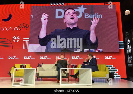 BERLIN/ALLEMAGNE - OCTOBRE 26 : Stewart Butterfield (Slack, L.) en converstation avec Stefan Winners (Hubert Burda Media), lors de la conférence DLD (Digital Life Design) à Berlin, Bolle Festsäle. Copyright : Picture alliance pour DLD / Kai-Uwe Wärner | utilisation dans le monde entier Banque D'Images