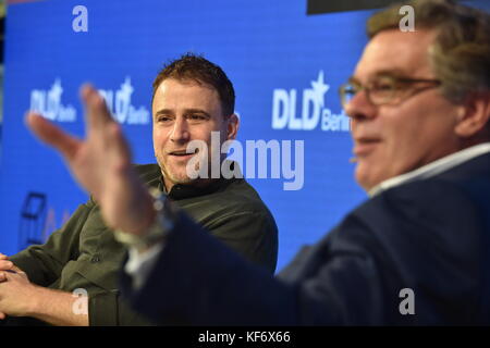 BERLIN/ALLEMAGNE - OCTOBRE 26 : Stewart Butterfield (Slack, L.) en converstation avec Stefan Winners (Hubert Burda Media), lors de la conférence DLD (Digital Life Design) à Berlin, Bolle Festsäle. Copyright : Picture alliance pour DLD / Kai-Uwe Wärner | utilisation dans le monde entier Banque D'Images