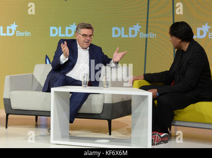 BERLIN/ALLEMAGNE - 26 OCTOBRE 2017 : Stefan Winners (Hubert Burda Media, à gauche) et Cherno Jobatey lors de la conférence DLD (Digital Life Design) à Berlin, Copyright : Picture alliance for DLD / Jan Haas | usage Worldwide Banque D'Images