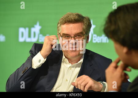 BERLIN/ALLEMAGNE - OCTOBRE 26 : Stefan Winners (Hubert Burda Media, L.) s'entretient avec Cherno Jobatey (Huffington Post Allemagne), lors de la conférence DLD (Digital Life Design) à Berlin, Bolle Festsäle. Copyright : Picture alliance pour DLD / Kai-Uwe Wärner | utilisation dans le monde entier Banque D'Images