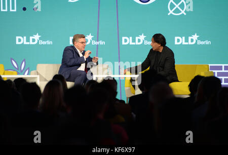 Berlin, Allemagne. 26 octobre 2017. BERLIN/ALLEMAGNE - 26 OCTOBRE 2017 : Stefan Winners (Hubert Burda Media, à gauche) et Cherno Jobatey lors de la conférence DLD (Digital Life Design) à Berlin, Copyright : Picture alliance for DLD/Jan Haas | usage Worldwide Credit : dpa/Alamy Live News Banque D'Images