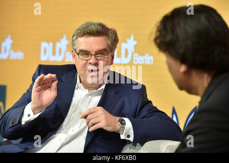 BERLIN/ALLEMAGNE - OCTOBRE 26 : Stefan Winners (Hubert Burda Media, L.) s'entretient avec Cherno Jobatey (Huffington Post Allemagne), lors de la conférence DLD (Digital Life Design) à Berlin, Bolle Festsäle. Copyright : Picture alliance pour DLD / Kai-Uwe Wärner | utilisation dans le monde entier Banque D'Images