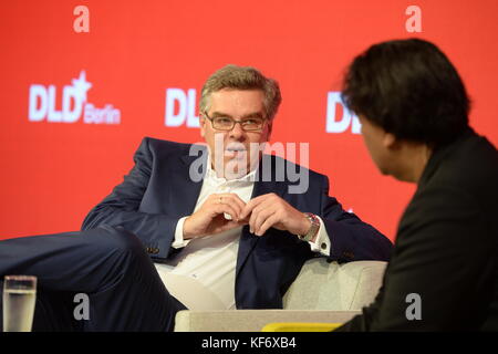 Berlin, Allemagne. 26 octobre 2017. BERLIN/ALLEMAGNE - 26 OCTOBRE 2017 : Stefan Winners (Hubert Burda Media, à gauche) et Cherno Jobatey lors de la conférence DLD (Digital Life Design) à Berlin, Copyright : Picture alliance for DLD/Jan Haas | usage Worldwide Credit : dpa/Alamy Live News Banque D'Images