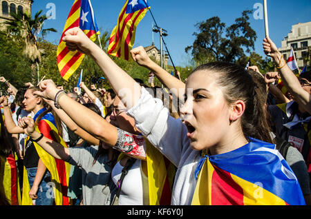 Barcelone, Catalogne, espagne. 26Th oct, 2017. Une jeune femme chante l'hymne national catalan en place de l'université tout en élevant son bras dans l'air. Des milliers d'étudiants se sont mobilisés à l'appui de la déclaration d'indépendance et de la république catalane à Barcelone. Pendant la démonstration les événements politiques et les déclarations du président puigdemont ont suivi. à midi a été publié dans les médias que le choix fait par le président puigdemont a été de convoquer des élections autonomes, laissant de côté la déclaration d'indépendance unilatérale. Credit : zuma Press, Inc./Alamy live news Banque D'Images