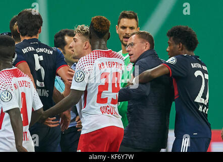 Leipzig, Allemagne. 25 octobre, 2017. DFB-Pokal match de foot, Leipzig, le 25 octobre 2017, Ralf rangnick rb leipzig en colère contre l'arbitre de felix zwayer, david alaba, fcb 27 corrige lui. rb leipzig - FC Bayern Munich 5-6 après penalty shoot out DFB-Pokal match de football à Leipzig, le 25 octobre 2017, la saison 2017-2018 Crédit : Peter schatz/Alamy live news Banque D'Images