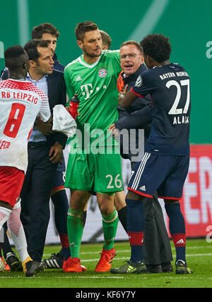 Leipzig, Allemagne. 25 octobre, 2017. DFB-Pokal match de foot, Leipzig, le 25 octobre 2017, Ralf rangnick rb leipzig en colère contre l'arbitre de felix zwayer, mats hummels, fcb 5 David alaba, fcb 27 Sven ulreich, fcb 26 torwart. hasan ( brazzo salihamidzic, fcb ). bloc rb leipzig - FC Bayern Munich 5-6 après penalty shoot out DFB-Pokal match de football à Leipzig, le 25 octobre 2017, la saison 2017-2018 Crédit : Peter schatz/Alamy live news Banque D'Images