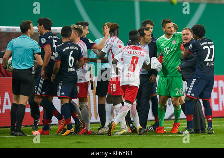 Leipzig, Allemagne. 25 octobre, 2017. DFB-Pokal match de foot, Leipzig, le 25 octobre 2017, Ralf rangnick rb leipzig en colère contre l'arbitre de felix zwayer, mats hummels, fcb 5 David alaba, fcb 27 Sven ulreich, fcb 26 torwart. hasan ( brazzo salihamidzic, fcb ). bloc rb leipzig - FC Bayern Munich 5-6 après penalty shoot out DFB-Pokal match de football à Leipzig, le 25 octobre 2017, la saison 2017-2018 Crédit : Peter schatz/Alamy live news Banque D'Images