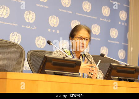 Nations Unies, New York, USA. 26Th oct, 2017. Asma Jahangir, rapporteur spécial des Nations unies sur l'Iran, a expliqué à la presse au sujet de violations des droits de l'homme. photo : Matthew russell lee / inner city press/Alamy live news Banque D'Images