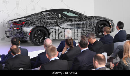 Leipzig, Allemagne. 26Th oct, 2017. un prototype de la bmw i8 roadster garé sur scène lors d'une célébration à l'usine BMW Leipzig à Leipzig, Allemagne, 26 octobre 2017. le fabricant d'automobiles a célébré la production de son 100 000ème bmw i3. Plus de 22 000 berlines électriques de la série i3 ont été livrées dans le monde entre janvier et septembre, selon un porte-parole de bmw. Credit : hendrik schmidt/dpa-zentralbild/dpa/Alamy live news Banque D'Images