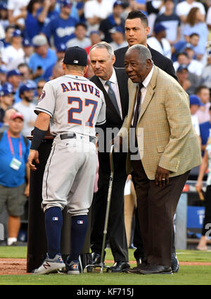 Los Angeles, Californie, USA. 25 octobre, 2017. Hall of Famer Hank Aaron, droite, décerne le Prix Hank Aaron d'Astros de Houston' José Altuve (27) et les Florida Marlins Giancarlo Stanton comme commissaire de la Ligue Majeure de Baseball Rob Manfred regarde avant deux jeux d'un match de baseball des World Series entre les Astros de Houston et Les Dodgers de Los Angeles au Dodger Stadium le mercredi, Octobre 25, 2017 à Los Angeles. (Photo de Keith Birmingham, Pasadena Star-News/SCNG) Crédit : San Gabriel Valley Tribune/ZUMA/Alamy Fil Live News Banque D'Images