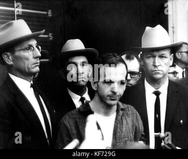 Fichier. 26 octobre 2017. Le gouvernement devrait publier jeudi plus de 3 000 dossiers sur l’assassinat de l’ancien président John F. Kennedy. Les dossiers seraient les derniers à être publiés par les Archives nationales en vertu d'une loi de 1992 qui ordonnait au gouvernement de rendre publics tous les documents restants relatifs à l'assassinat. Il y a longtemps eu une foule de théories du complot entourant la mort de Kennedy à Dallas le 22 novembre 1963, y compris des doutes quant à savoir si l'assassin Lee Harvey Oswald a agi seul, comme la Commission Warren l'a déterminé dans son rapport de l'année suivante. Sur la photo : LEE HA Banque D'Images