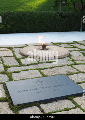 Fichier. 26 octobre 2017. Le gouvernement devrait publier jeudi plus de 3 000 dossiers sur l’assassinat de l’ancien président John F. Kennedy. Les dossiers seraient les derniers à être publiés par les Archives nationales en vertu d'une loi de 1992 qui ordonnait au gouvernement de rendre publics tous les documents restants relatifs à l'assassinat. Il y a longtemps eu une foule de théories du complot entourant la mort de Kennedy à Dallas le 22 novembre 1963, y compris des doutes quant à savoir si l'assassin Lee Harvey Oswald a agi seul, comme la Commission Warren l'a déterminé dans son rapport de l'année suivante. Photo : 2 juillet Banque D'Images