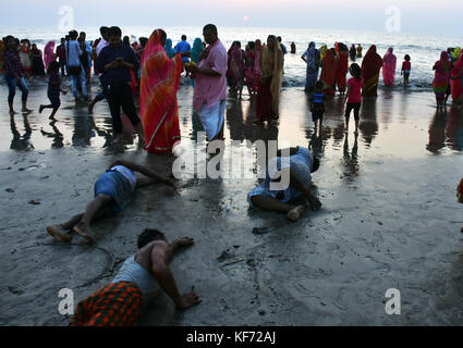 Mumbai, Maharashtra, Inde. 26 octobre 2017. Les dévots célèbrent le festival Chhath Puja à Juhu Beach à Mumbai. Crédit : Azhar Khan/ZUMA Wire/Alamy Live News Banque D'Images